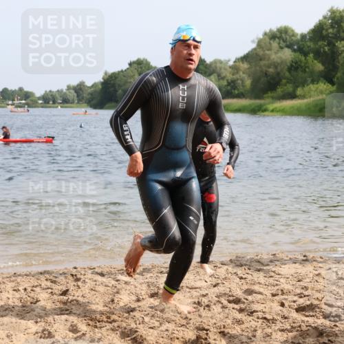 15.06.2025 - 27. Vierlanden-Triathlon Lena Gebhardt http://msf.ph/oto/8005668 15.06.2025 10:03:41 Schwimmen 377, 425, 432, 436, 439, 1398 meine-sportfotos.de