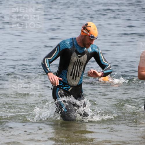 15.06.2025 - 27. Vierlanden-Triathlon Lena Gebhardt http://msf.ph/oto/8005740 15.06.2025 10:03:45 Schwimmen 377, 425, 432, 436, 439, 1398 meine-sportfotos.de