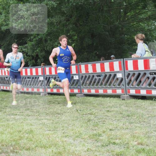 21.06.2025 - 27. Vierlanden-Triathlon KatJ http://msf.ph/oto/8005744 15.06.2025 12:58:51 Ziel 1010, 1011, 1012, 1013, 1038 meine-sportfotos.de