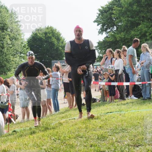 15.06.2025 - 27. Vierlanden-Triathlon KatJ http://msf.ph/oto/8005756 15.06.2025 10:04:44 Schwimmen 390, 404, 452 meine-sportfotos.de