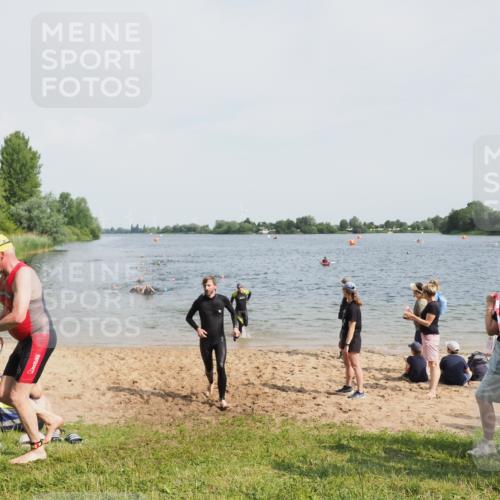 21.06.2025 - 27. Vierlanden-Triathlon MichiJ http://msf.ph/oto/8005784 15.06.2026 10:07:00 Schwimmen 131, 376, 396, 429, 462, 467 meine-sportfotos.de
