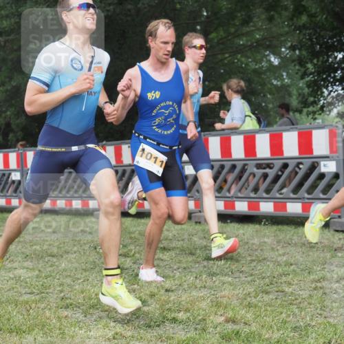 21.06.2025 - 27. Vierlanden-Triathlon KatJ http://msf.ph/oto/8005785 15.06.2025 12:58:52 Ziel 1010, 1011, 1012, 1013, 1038 meine-sportfotos.de