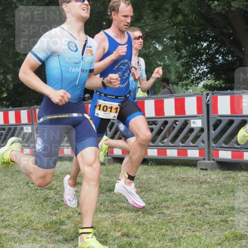 21.06.2025 - 27. Vierlanden-Triathlon KatJ http://msf.ph/oto/8005789 15.06.2025 12:58:52 Ziel 1010, 1011, 1012, 1013, 1038 meine-sportfotos.de