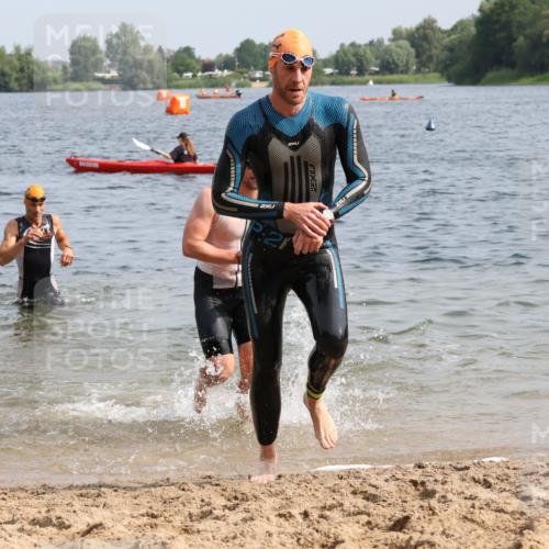 15.06.2025 - 27. Vierlanden-Triathlon Lena Gebhardt http://msf.ph/oto/8005801 15.06.2025 10:03:48 Schwimmen 377, 415, 425, 427, 432, 436, 439, 1398 meine-sportfotos.de