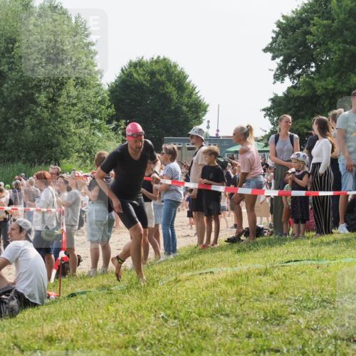 15.06.2025 - 27. Vierlanden-Triathlon KatJ http://msf.ph/oto/8005821 15.06.2025 10:04:54 Schwimmen 389, 390, 400 meine-sportfotos.de