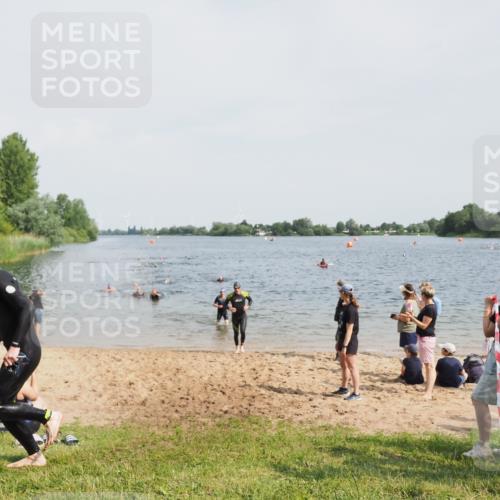 21.06.2025 - 27. Vierlanden-Triathlon MichiJ http://msf.ph/oto/8005832 15.06.2026 10:07:02 Schwimmen 131, 376, 429, 462, 467 meine-sportfotos.de