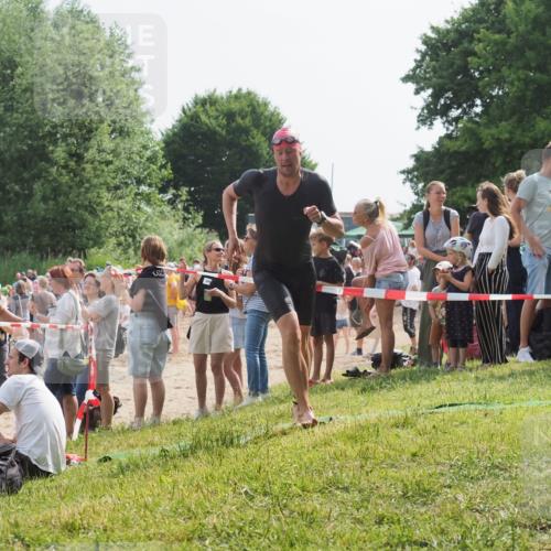 15.06.2025 - 27. Vierlanden-Triathlon KatJ http://msf.ph/oto/8005833 15.06.2025 10:04:55 Schwimmen 389, 400 meine-sportfotos.de