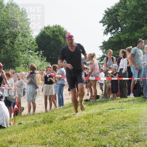15.06.2025 - 27. Vierlanden-Triathlon KatJ http://msf.ph/oto/8005844 15.06.2025 10:04:55 Schwimmen 389, 400 meine-sportfotos.de