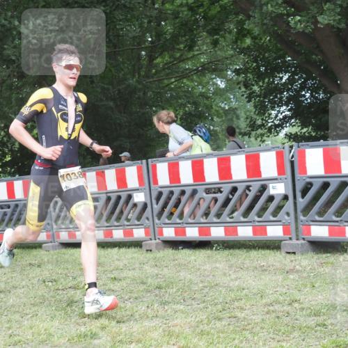 21.06.2025 - 27. Vierlanden-Triathlon KatJ http://msf.ph/oto/8005849 15.06.2025 12:58:55 Ziel 1038 meine-sportfotos.de