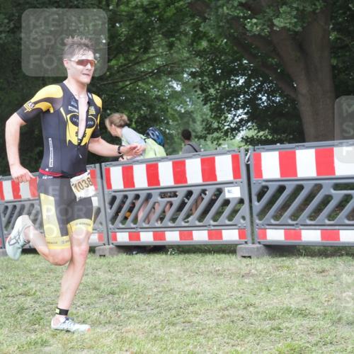 21.06.2025 - 27. Vierlanden-Triathlon KatJ http://msf.ph/oto/8005856 15.06.2025 12:58:55 Ziel 1038 meine-sportfotos.de