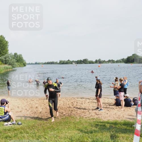 21.06.2025 - 27. Vierlanden-Triathlon MichiJ http://msf.ph/oto/8005859 15.06.2026 10:07:06 Schwimmen 131, 376, 429, 462 meine-sportfotos.de
