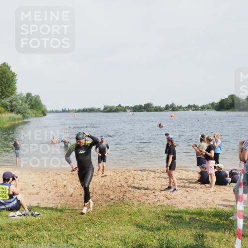 21.06.2025 - 27. Vierlanden-Triathlon MichiJ http://msf.ph/oto/8005865 15.06.2026 10:07:06 Schwimmen 131, 376, 429, 462 meine-sportfotos.de