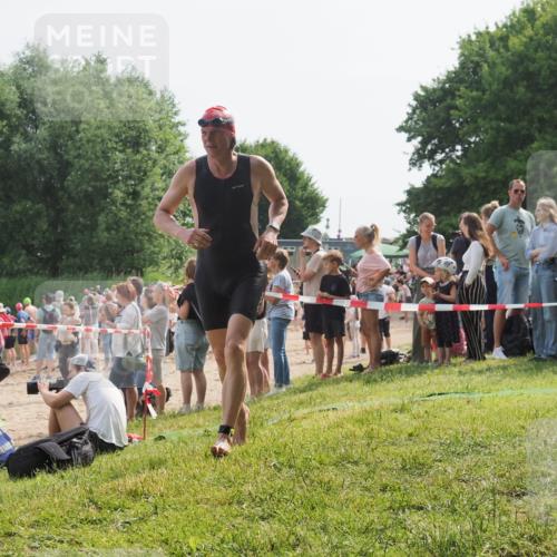 15.06.2025 - 27. Vierlanden-Triathlon KatJ http://msf.ph/oto/8005903 15.06.2025 10:04:58 Schwimmen 389, 400 meine-sportfotos.de