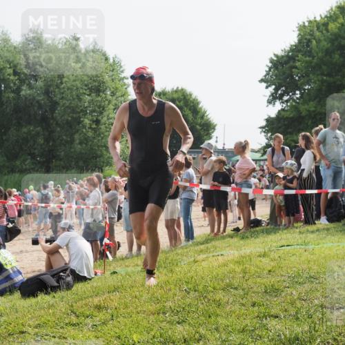 15.06.2025 - 27. Vierlanden-Triathlon KatJ http://msf.ph/oto/8005910 15.06.2025 10:04:58 Schwimmen 389, 400 meine-sportfotos.de