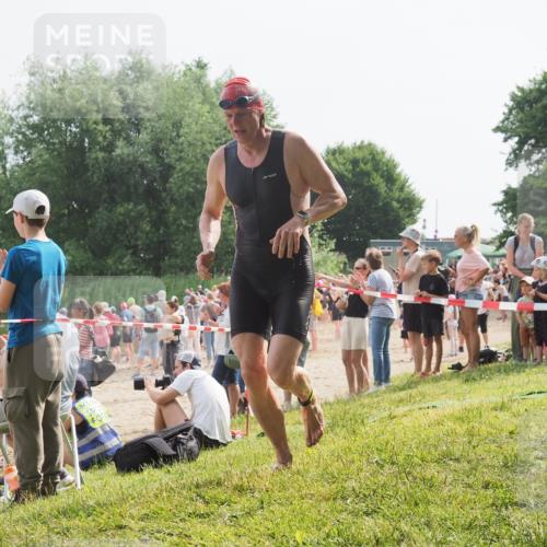 15.06.2025 - 27. Vierlanden-Triathlon KatJ http://msf.ph/oto/8005918 15.06.2025 10:04:58 Schwimmen 389, 400 meine-sportfotos.de