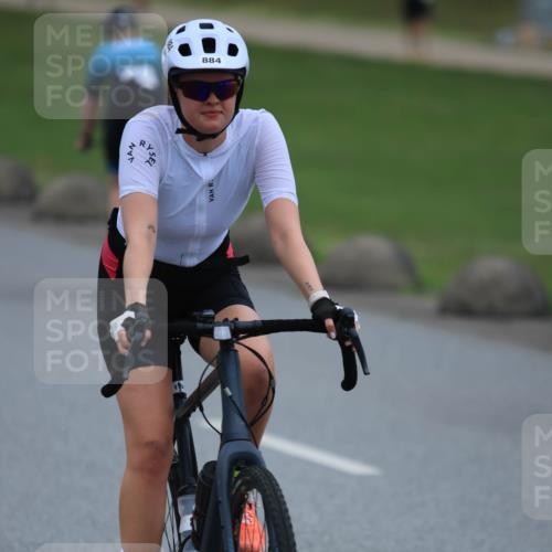 21.06.2025 - 27. Vierlanden-Triathlon H.Heesch http://msf.ph/oto/8005937 15.06.2025 13:13:31 Radfahren 883, 884, 1178, 1200 meine-sportfotos.de