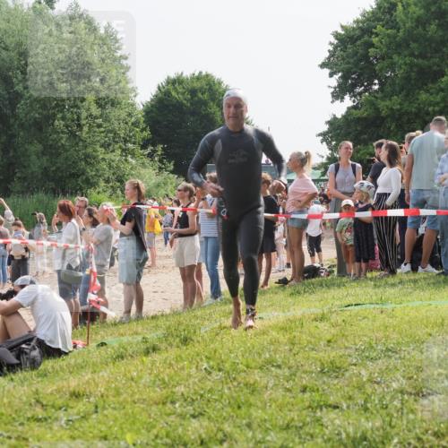 15.06.2025 - 27. Vierlanden-Triathlon KatJ http://msf.ph/oto/8005979 15.06.2025 10:05:08 Schwimmen 412, 422 meine-sportfotos.de
