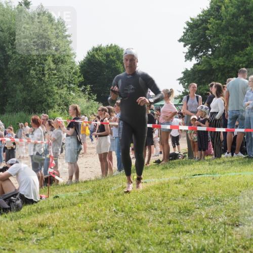 15.06.2025 - 27. Vierlanden-Triathlon KatJ http://msf.ph/oto/8005993 15.06.2025 10:05:09 Schwimmen 412, 422 meine-sportfotos.de