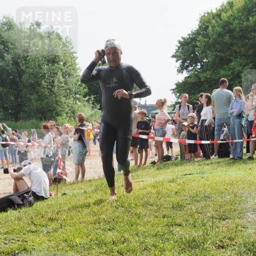 15.06.2025 - 27. Vierlanden-Triathlon KatJ http://msf.ph/oto/8006011 15.06.2025 10:05:09 Schwimmen 412, 422 meine-sportfotos.de