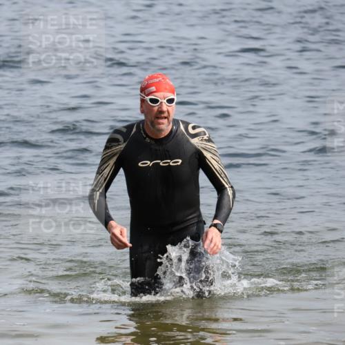 15.06.2025 - 27. Vierlanden-Triathlon Lena Gebhardt http://msf.ph/oto/8006040 15.06.2025 10:04:05 Schwimmen 411, 415, 427 meine-sportfotos.de
