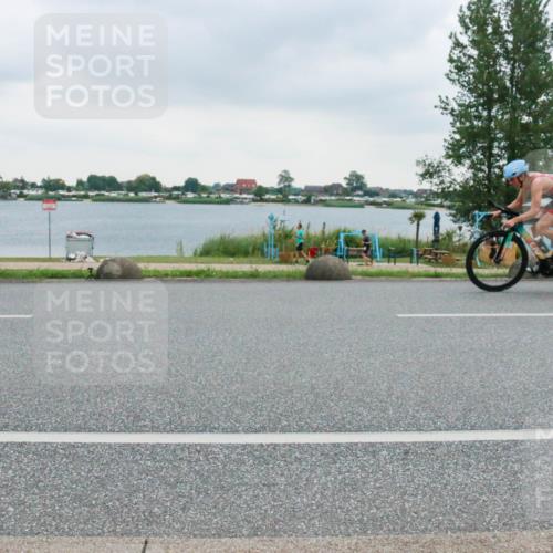 21.06.2025 - 27. Vierlanden-Triathlon H.Heesch http://msf.ph/oto/8006042 15.06.2025 13:10:42 Radfahren 1182, 1183 meine-sportfotos.de