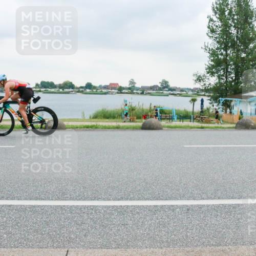 21.06.2025 - 27. Vierlanden-Triathlon H.Heesch http://msf.ph/oto/8006057 15.06.2025 13:10:42 Radfahren 1182, 1183 meine-sportfotos.de