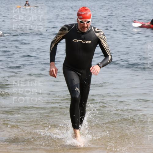 15.06.2025 - 27. Vierlanden-Triathlon Lena Gebhardt http://msf.ph/oto/8006082 15.06.2025 10:04:08 Schwimmen 411, 416, 453, 464 meine-sportfotos.de
