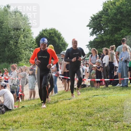 15.06.2025 - 27. Vierlanden-Triathlon KatJ http://msf.ph/oto/8006090 15.06.2025 10:05:17 Schwimmen 364, 382, 384, 402, 412, 422 meine-sportfotos.de