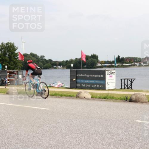 21.06.2025 - 27. Vierlanden-Triathlon H.Heesch http://msf.ph/oto/8006096 15.06.2025 11:55:54 Radfahren 699, 779 meine-sportfotos.de