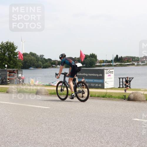 21.06.2025 - 27. Vierlanden-Triathlon H.Heesch http://msf.ph/oto/8006122 15.06.2025 11:56:09 Radfahren 832, 843 meine-sportfotos.de