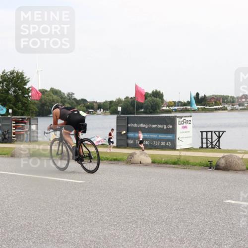 21.06.2025 - 27. Vierlanden-Triathlon H.Heesch http://msf.ph/oto/8006135 15.06.2025 11:56:24 Radfahren 830, 944 meine-sportfotos.de
