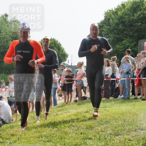 15.06.2025 - 27. Vierlanden-Triathlon KatJ http://msf.ph/oto/8006141 15.06.2025 10:05:18 Schwimmen 364, 382, 384, 393, 402, 422 meine-sportfotos.de