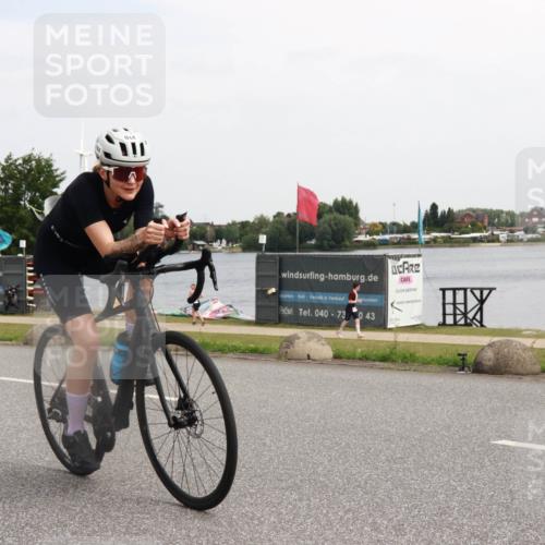 21.06.2025 - 27. Vierlanden-Triathlon H.Heesch http://msf.ph/oto/8006148 15.06.2025 11:56:25 Radfahren 830, 944 meine-sportfotos.de