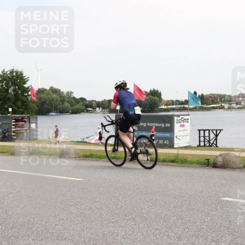 21.06.2025 - 27. Vierlanden-Triathlon H.Heesch http://msf.ph/oto/8006190 15.06.2025 11:57:10 Radfahren 670, 912 meine-sportfotos.de