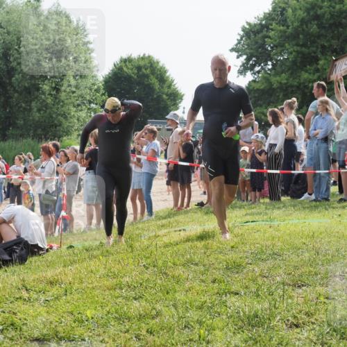 15.06.2025 - 27. Vierlanden-Triathlon KatJ http://msf.ph/oto/8006233 15.06.2025 10:05:25 Schwimmen 364, 382, 384, 393, 402, 409, 456 meine-sportfotos.de