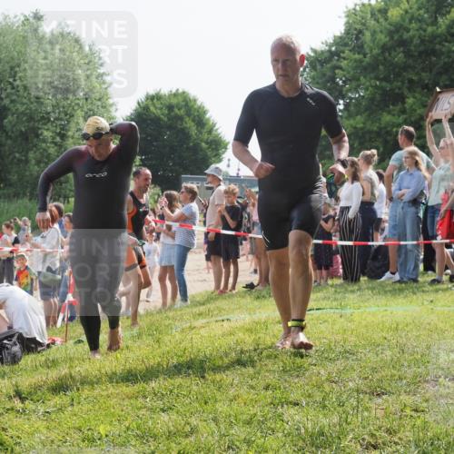 15.06.2025 - 27. Vierlanden-Triathlon KatJ http://msf.ph/oto/8006264 15.06.2025 10:05:26 Schwimmen 364, 382, 384, 393, 402, 409, 456 meine-sportfotos.de