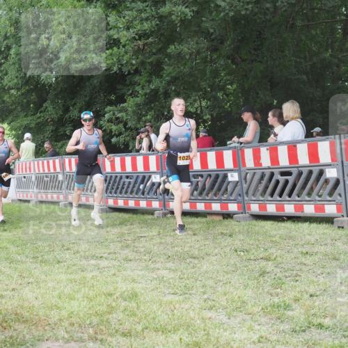 21.06.2025 - 27. Vierlanden-Triathlon KatJ http://msf.ph/oto/8006289 15.06.2025 12:59:25 Ziel 851, 1024, 1025, 1026, 1027 meine-sportfotos.de