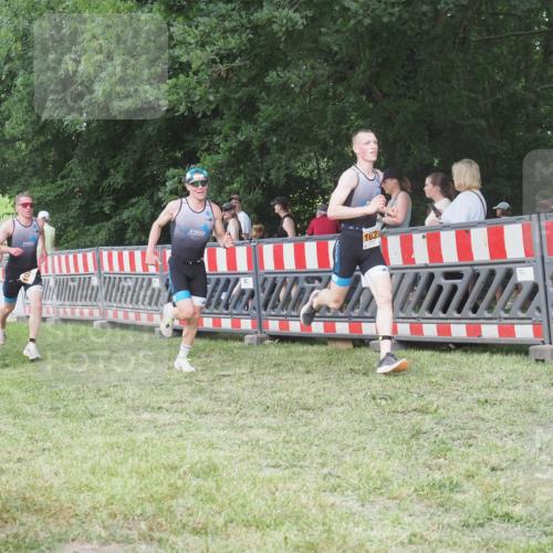 21.06.2025 - 27. Vierlanden-Triathlon KatJ http://msf.ph/oto/8006321 15.06.2025 12:59:25 Ziel 851, 1024, 1025, 1026, 1027 meine-sportfotos.de