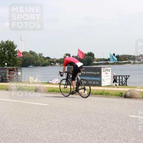 21.06.2025 - 27. Vierlanden-Triathlon H.Heesch http://msf.ph/oto/8006336 15.06.2025 11:58:13 Radfahren 671, 824 meine-sportfotos.de