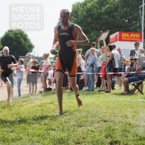 15.06.2025 - 27. Vierlanden-Triathlon KatJ http://msf.ph/oto/8006358 15.06.2025 10:05:29 Schwimmen 393, 402, 409, 456 meine-sportfotos.de
