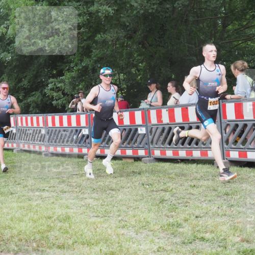 21.06.2025 - 27. Vierlanden-Triathlon KatJ http://msf.ph/oto/8006371 15.06.2025 12:59:26 Ziel 851, 1024, 1025, 1026, 1027 meine-sportfotos.de