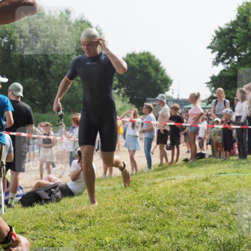 15.06.2025 - 27. Vierlanden-Triathlon KatJ http://msf.ph/oto/8006379 15.06.2025 10:05:30 Schwimmen 393, 402, 409, 456 meine-sportfotos.de