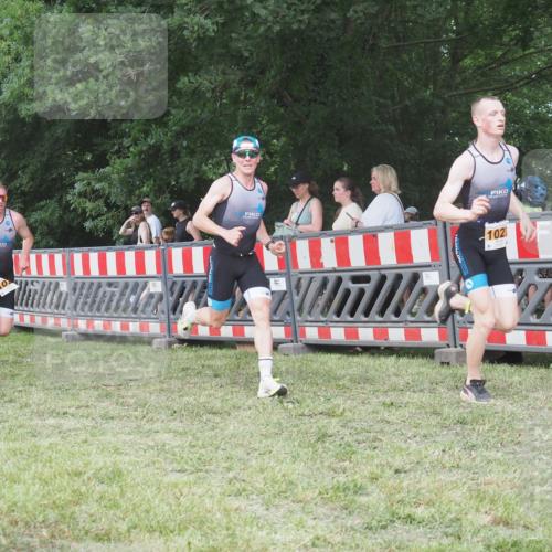 21.06.2025 - 27. Vierlanden-Triathlon KatJ http://msf.ph/oto/8006386 15.06.2025 12:59:26 Ziel 851, 1024, 1025, 1026, 1027 meine-sportfotos.de