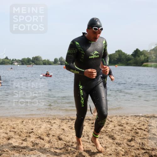 15.06.2025 - 27. Vierlanden-Triathlon Lena Gebhardt http://msf.ph/oto/8006388 15.06.2025 10:04:17 Schwimmen 411, 416, 426, 453, 464 meine-sportfotos.de