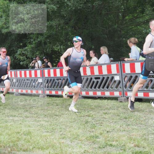 21.06.2025 - 27. Vierlanden-Triathlon KatJ http://msf.ph/oto/8006400 15.06.2025 12:59:26 Ziel 851, 1024, 1025, 1026, 1027 meine-sportfotos.de