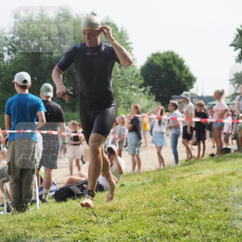 15.06.2025 - 27. Vierlanden-Triathlon KatJ http://msf.ph/oto/8006401 15.06.2025 10:05:31 Schwimmen 378, 393, 402, 409, 456 meine-sportfotos.de