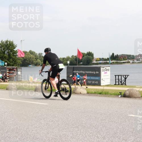 21.06.2025 - 27. Vierlanden-Triathlon H.Heesch http://msf.ph/oto/8006411 15.06.2025 11:58:31 Radfahren 784, 951 meine-sportfotos.de