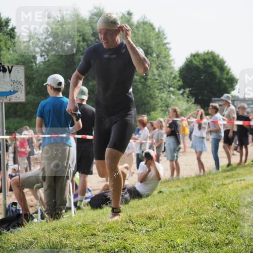 15.06.2025 - 27. Vierlanden-Triathlon KatJ http://msf.ph/oto/8006415 15.06.2025 10:05:31 Schwimmen 378, 393, 402, 409, 456 meine-sportfotos.de