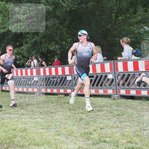 21.06.2025 - 27. Vierlanden-Triathlon KatJ http://msf.ph/oto/8006417 15.06.2025 12:59:26 Ziel 851, 1024, 1025, 1026, 1027 meine-sportfotos.de