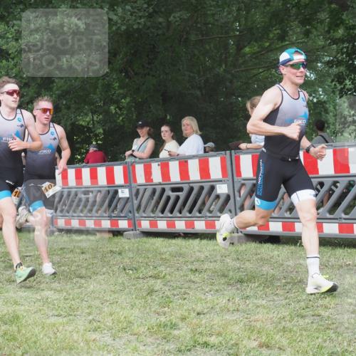 21.06.2025 - 27. Vierlanden-Triathlon KatJ http://msf.ph/oto/8006443 15.06.2025 12:59:26 Ziel 851, 1024, 1025, 1026, 1027 meine-sportfotos.de